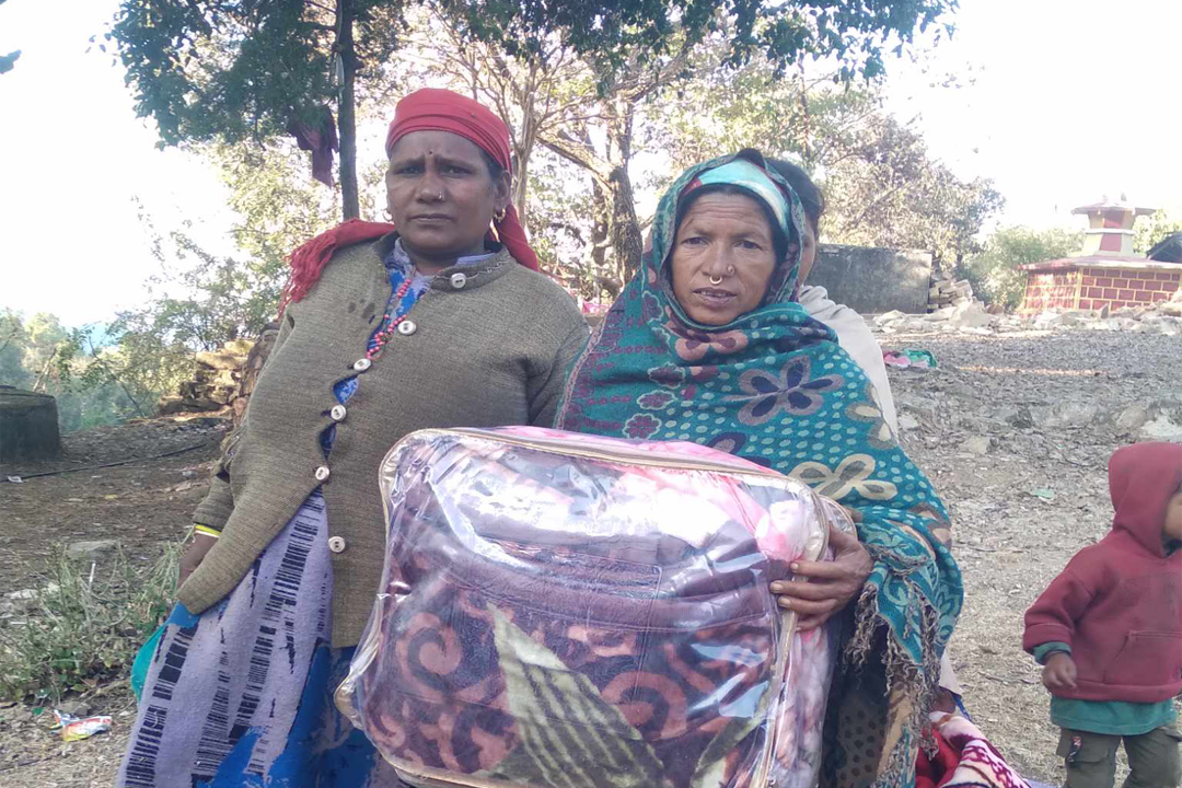 अपांगता भएका व्यक्तिहरुलाई कम्बल वितरण 